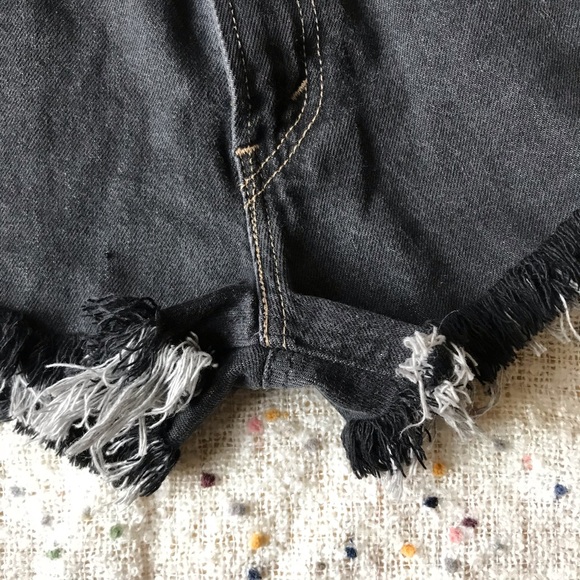 Levi’s black denim high rise shorts - Picture 8 of 9